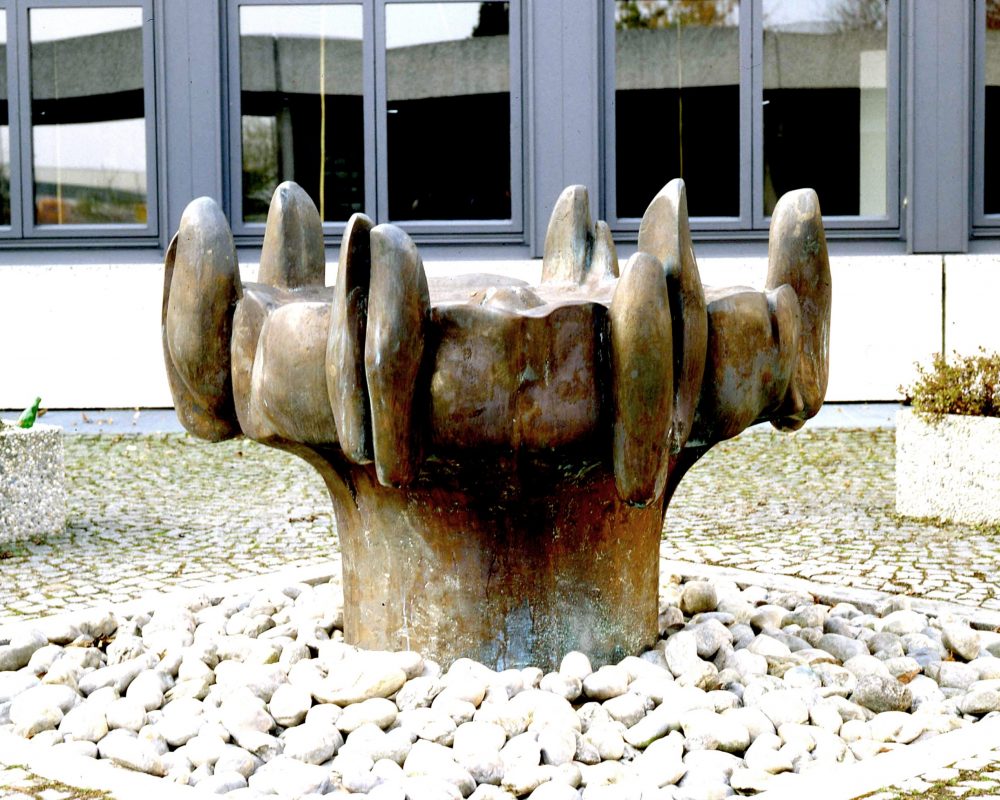 Brunnen Bronze (1968) am Carl von Closen Gymnasium in Eggenfelden