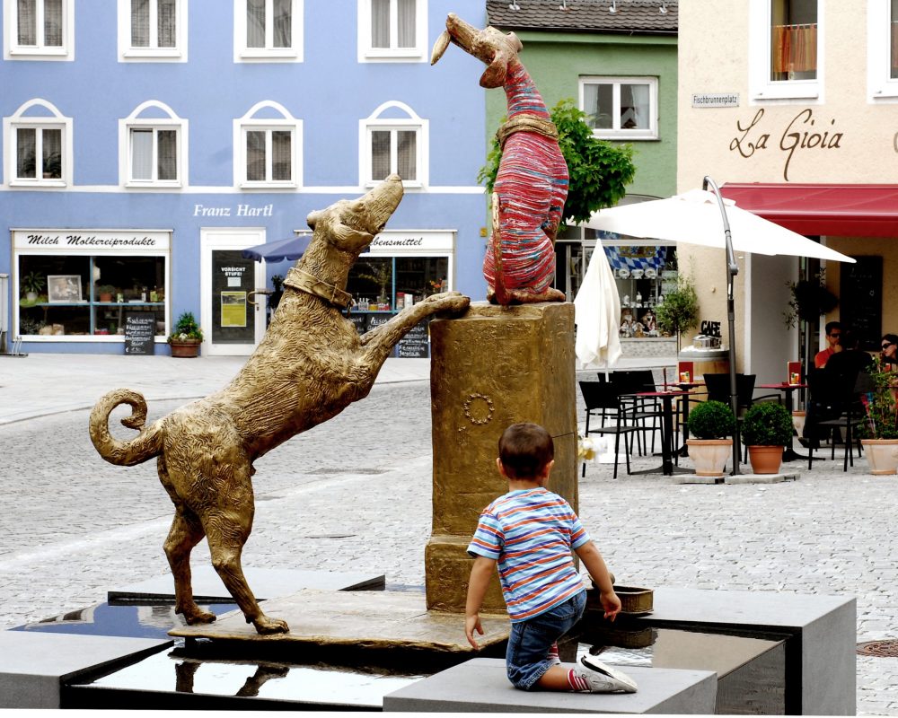 Bunter Hund Bronze (2005) am Fischbrunnenplatz in Eggenfelden